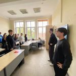Наши студенты отправились по аудиториям и подготовили для каждой группы бодрящий сюрприз — весёлые и активные физминутки.